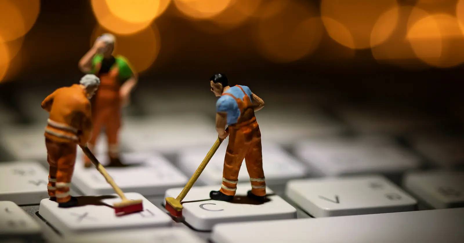 27 DIY Laptop Screen Cleaner Recipes Image