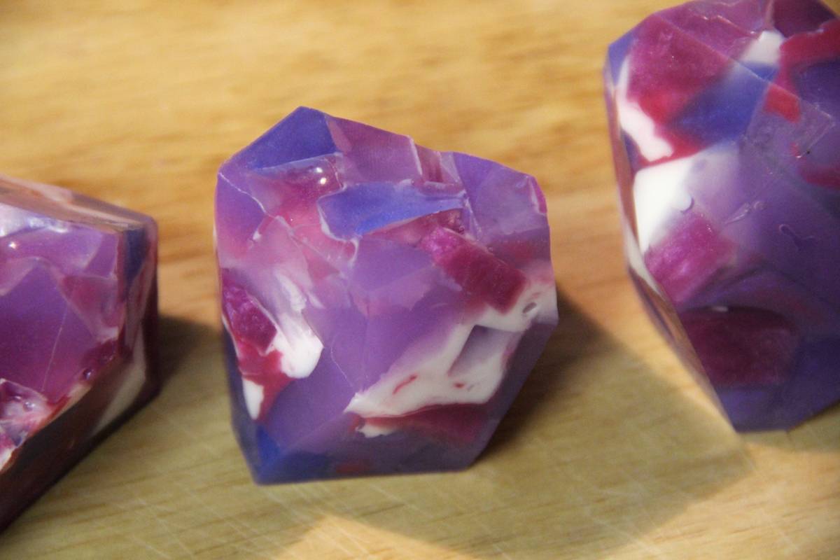 22 DIY Geode Soap Ideas Image