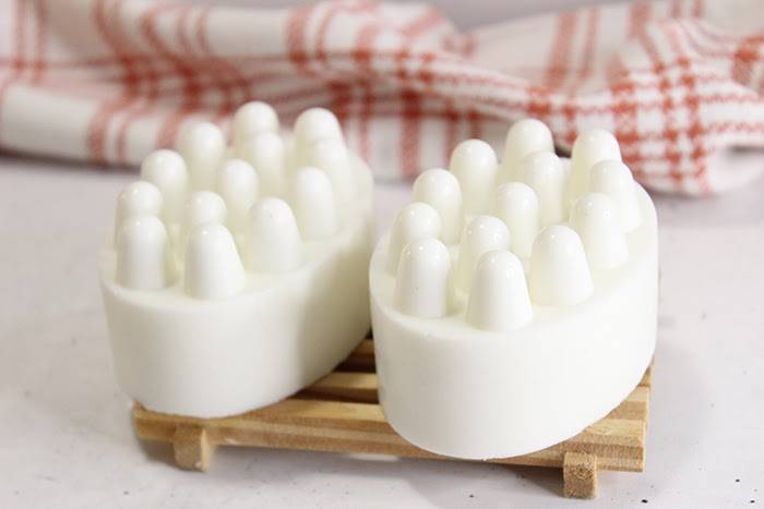 24 Melt and Pour Shampoo Bar Recipes Image