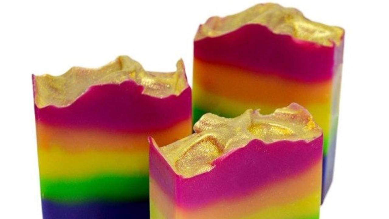 23 DIY Ombre Soap Ideas Image