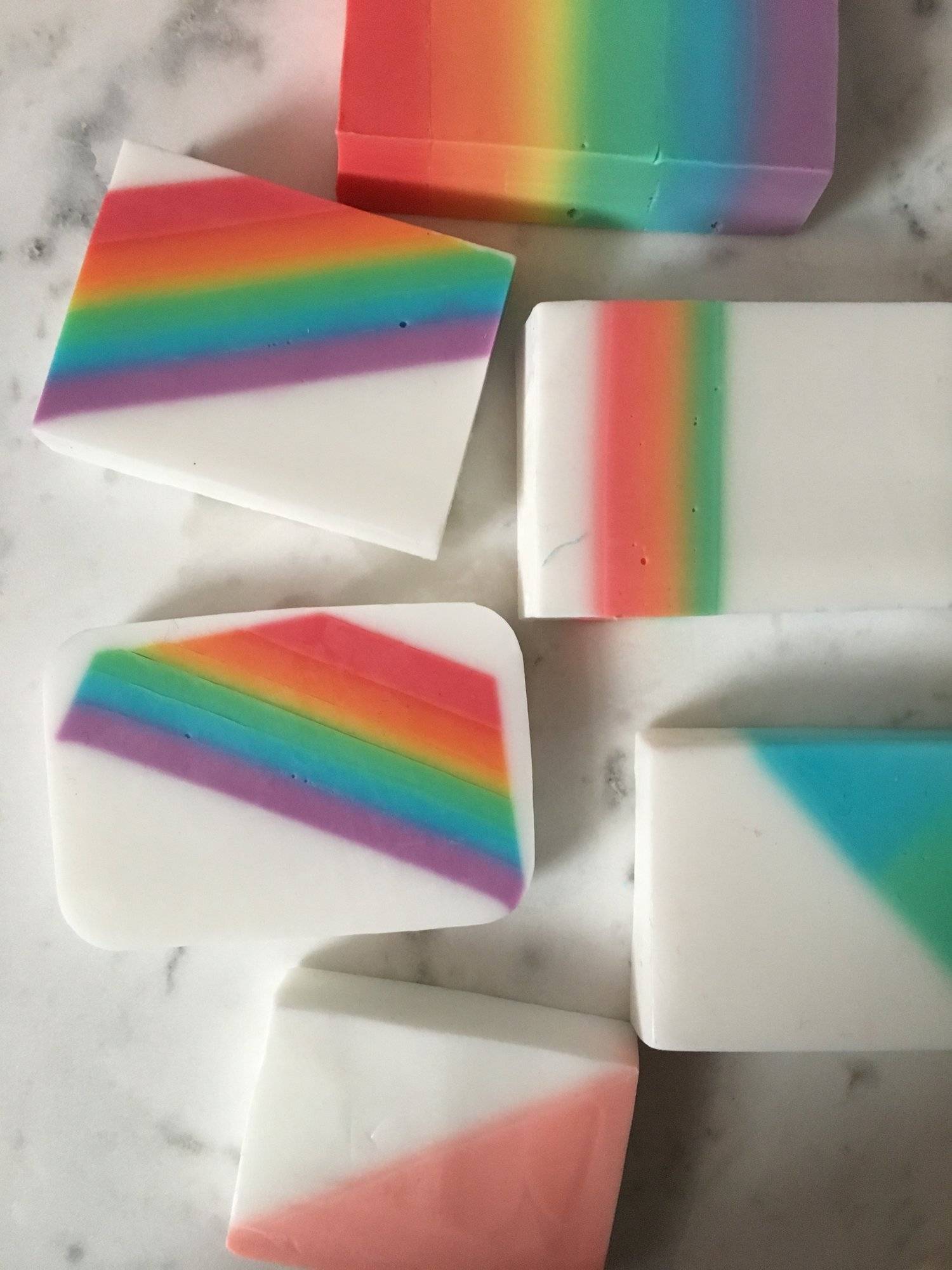 23 DIY Ombre Soap Ideas Image