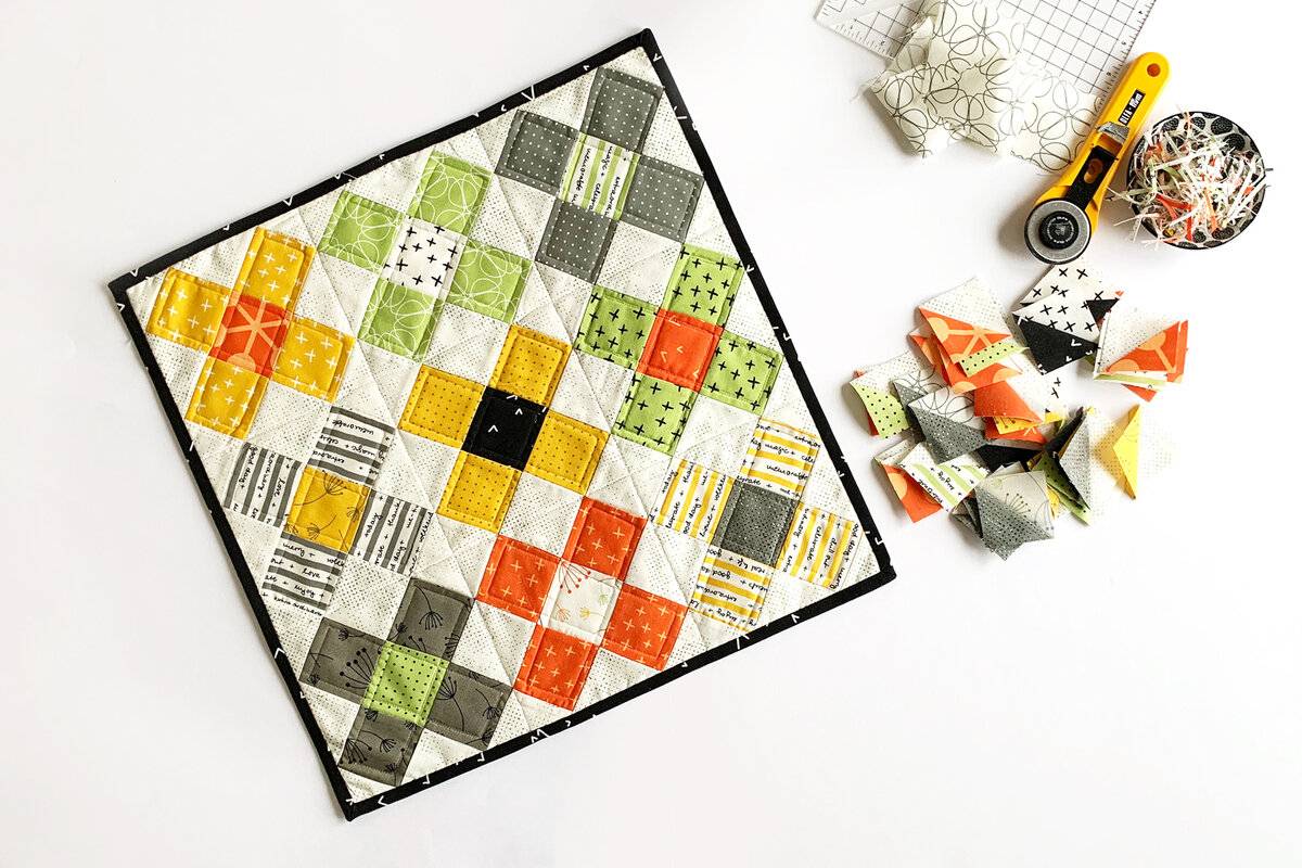 22 Paper Pieced Mini Quilts Patterns Image