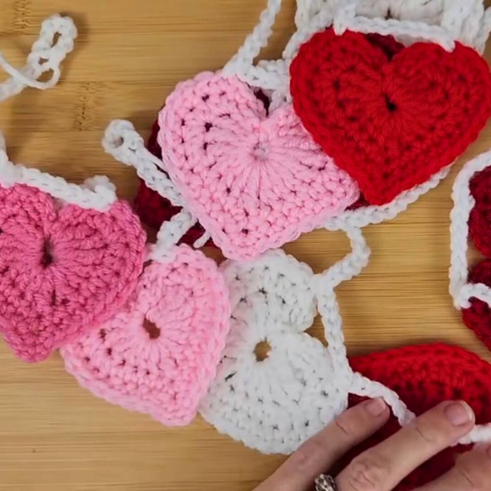 34 Valentines Day Crochet Garland Ideas Image