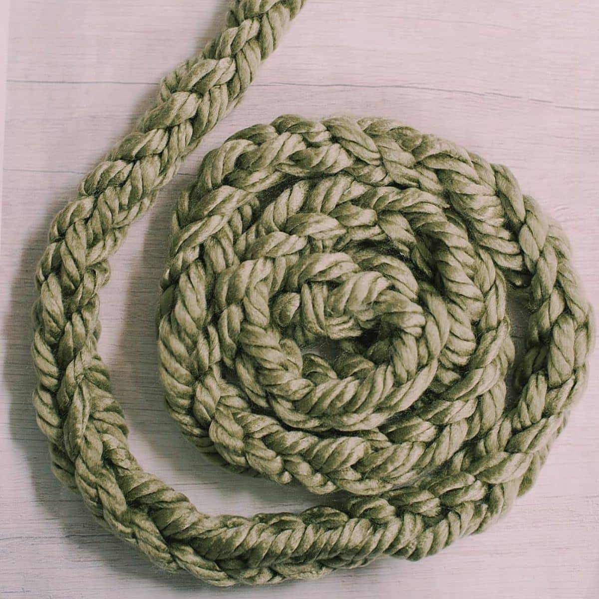 10 2 Color Chunky Knit Blankets Image