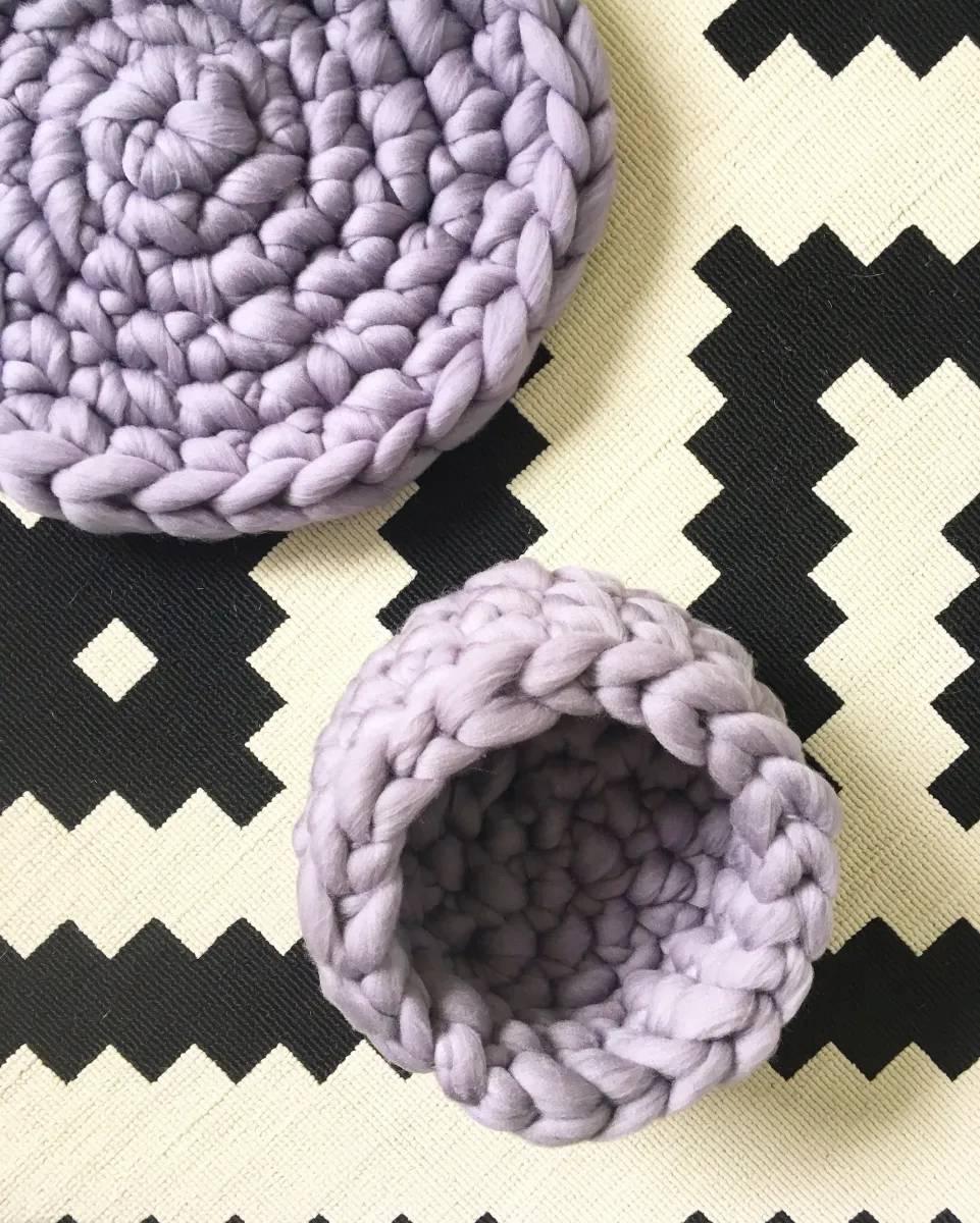 10 2 Color Chunky Knit Blankets Image