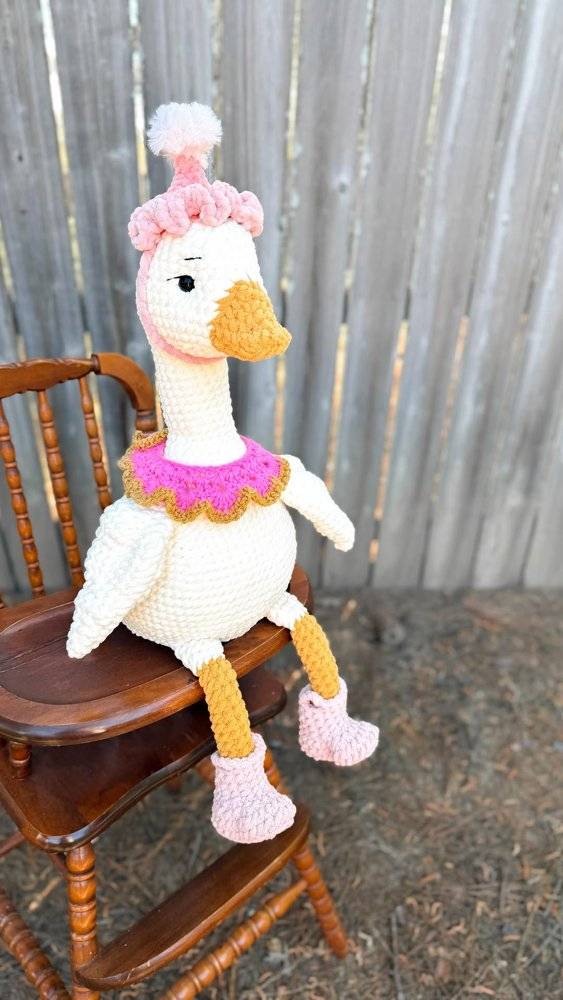 Adorable Amigurumi Goose with Cozy Accessories