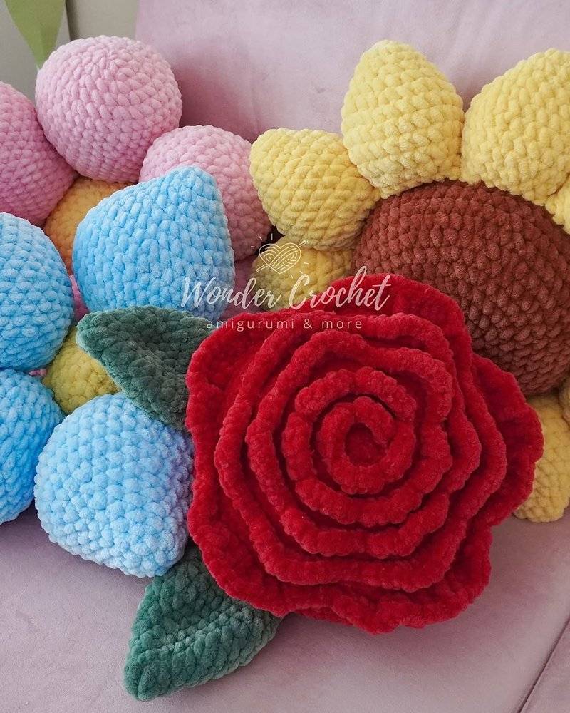 21 Crochet Pillow Patterns Amigurumi Rose and Floral Crochet Pillow Set