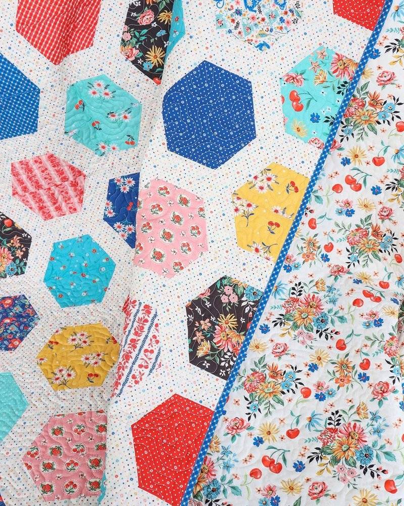 Charming Hexagon Quilt with Vintage-Inspired Fabrics