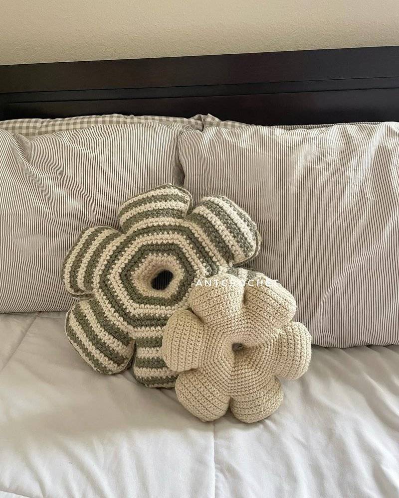 21 Crochet Pillow Patterns Chic Striped and Solid Flower Crochet Pillows