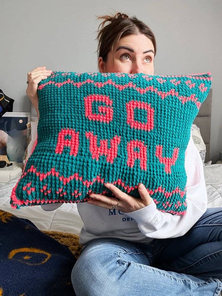 21 Crochet Pillow Patterns Chunky "Go Away" Crochet Pillow Pattern