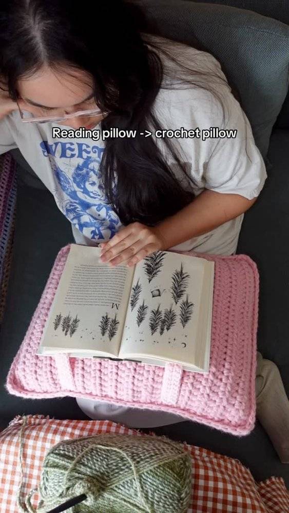 21 Crochet Pillow Patterns Chunky Pink Crochet Reading Pillow