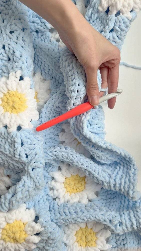 Chunky Daisy Granny Square Crochet Blanket