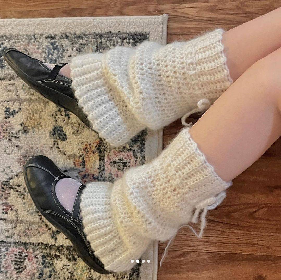27 DIY Leg Warmers Knitting Patterns Cozy White Slouchy Crochet Leg Warmers