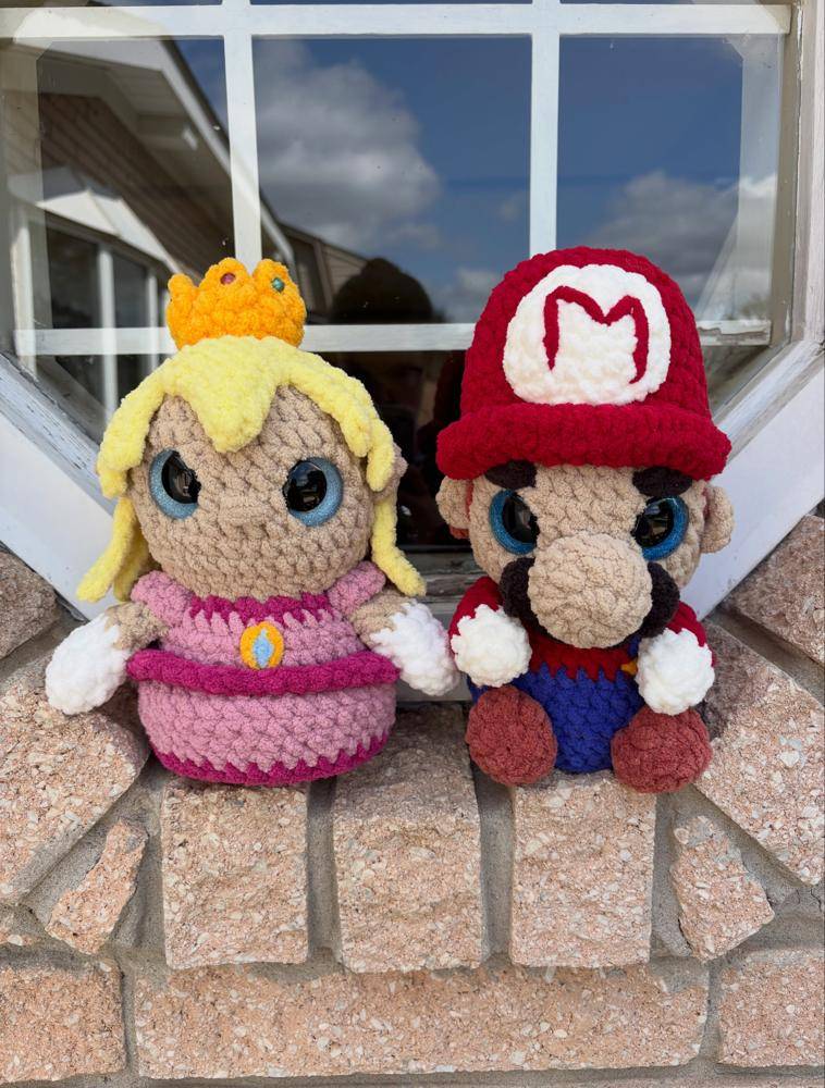 Adorable Crochet Mario and Princess Peach Amigurumi Duo