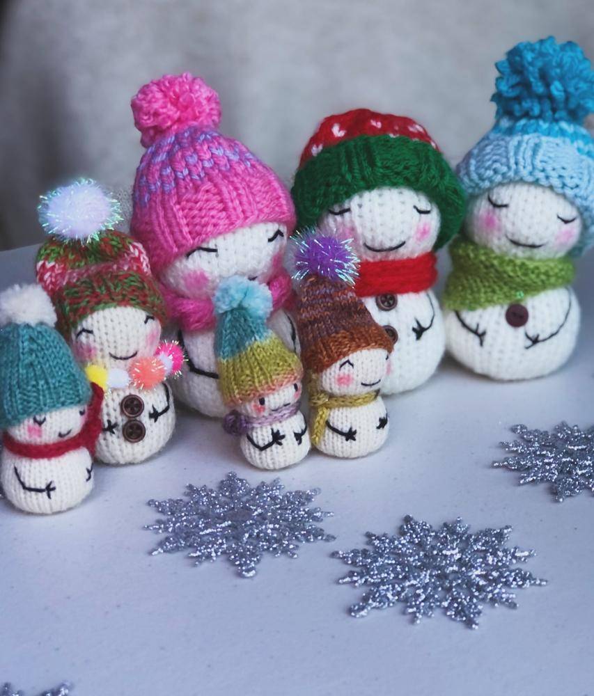Adorable Knitted Snowman Family Decorations