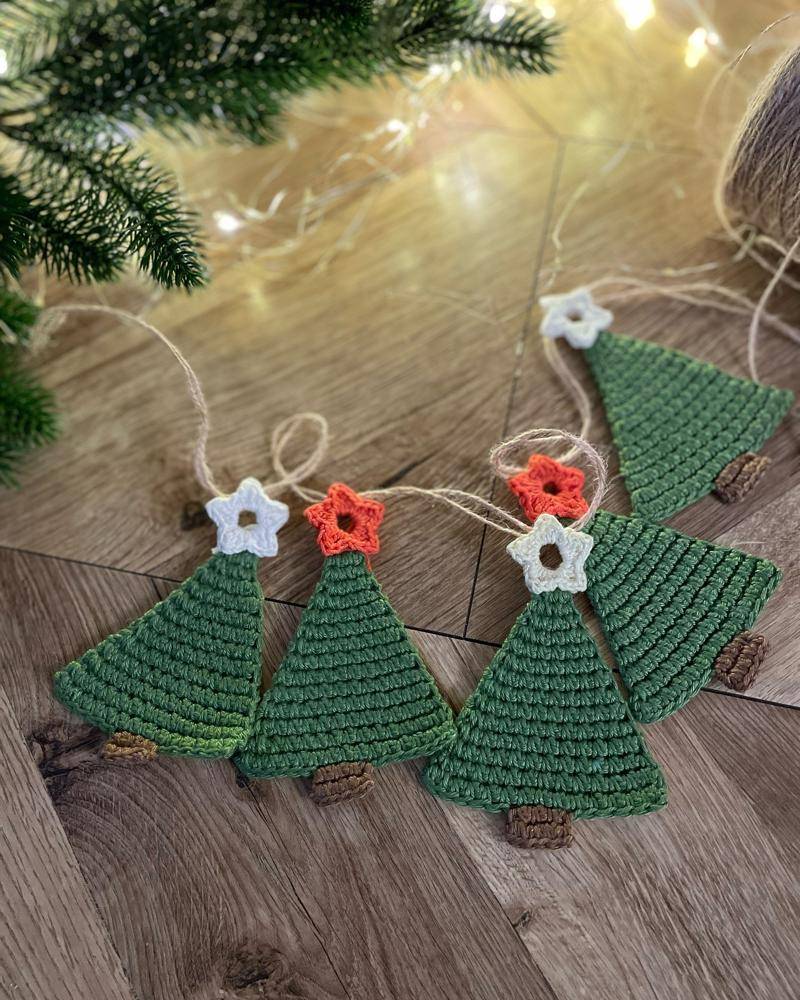 Charming Crochet Christmas Tree Garland