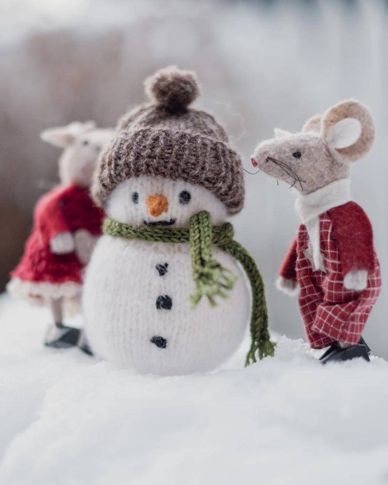 Charming Knitted Snowman Amigurumi