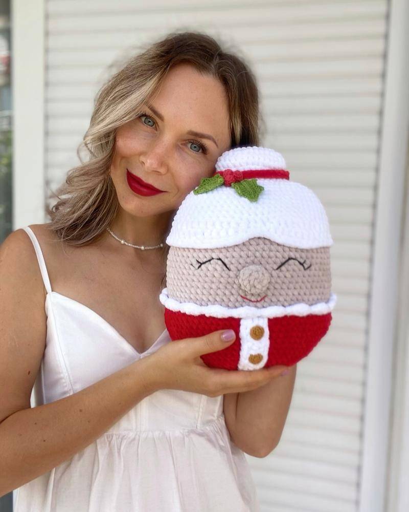 Crochet Mrs. Claus Pillow