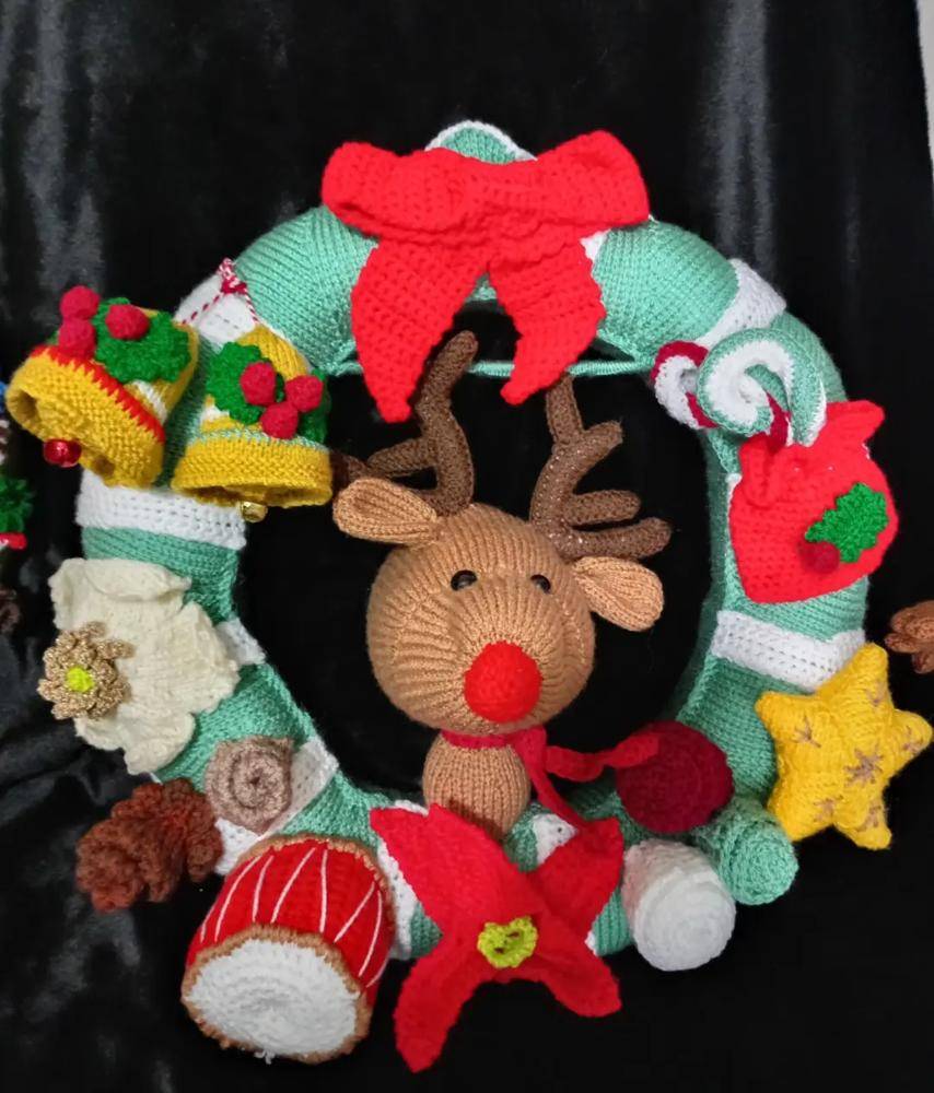 Festive Crochet Christmas Wreath with Reindeer and Ornaments
