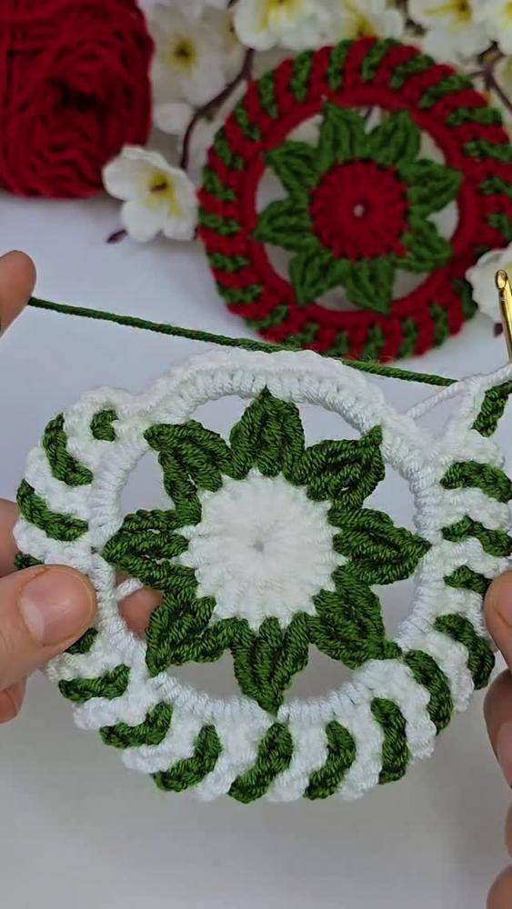 Festive Crochet Wreath Applique Pattern